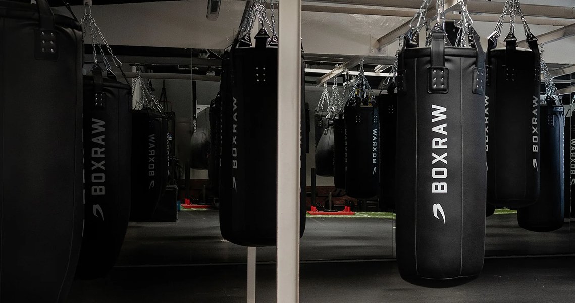 Боксерские мешки BOXRAW в тренировочном зале