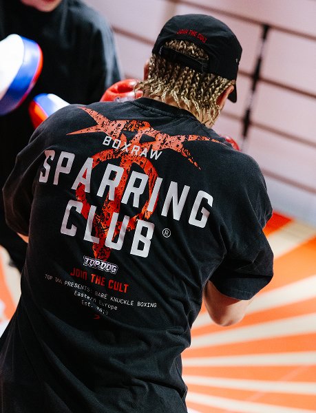 Боксер в футболке коллекции BOXRAW Sparring Club